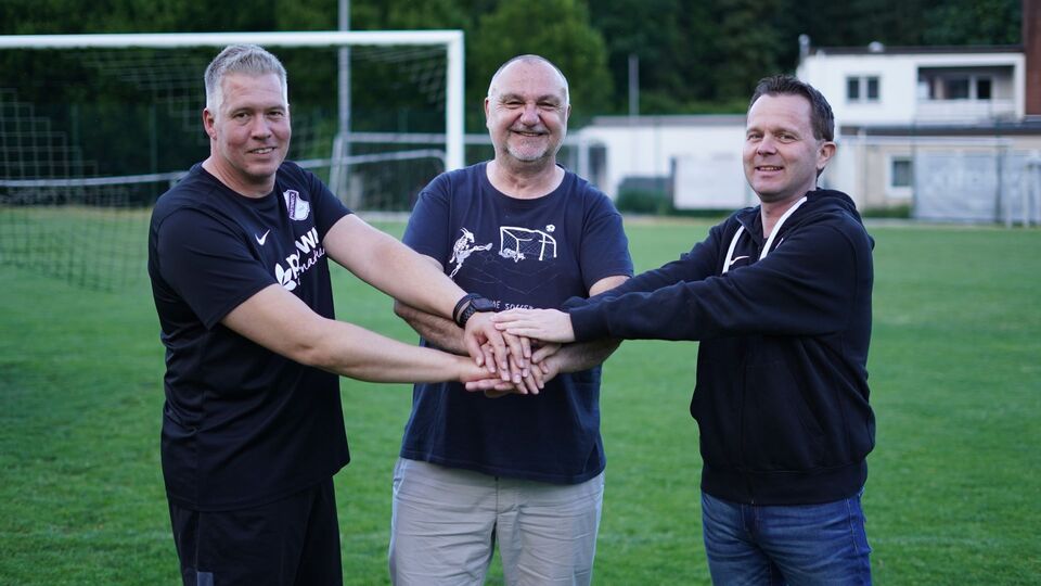 Der gemeinsame Weg im Mittelpunkt: Von links: Hendrik Lity (Vorstand SV Hastenbeck), Manfred Lentge (Vorstand BW Tündern) und Andre Wömpener (Vorstand SV Hastenbeck). Foto: Luisa Schadeck.