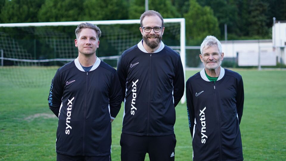 Die Trainer von BWS Tündern-Hastenbeck: Von links: Marcel Mietzner (Cheftrainer 2. Mannschaft), Konrad Voss (Cheftrainer 1. Mannschaft) und Burkhard Büchler (Co-Trainer 2. Mannschaft). Foto: Luisa Schadeck.